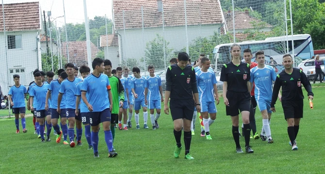 Sudijska trojka predvodi igrače oba tima