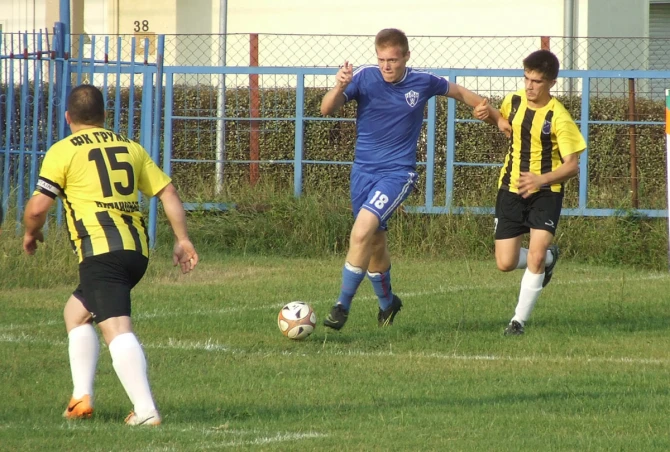 Akciju F. Marušića i Pavlovica (desno) budno motri kapiten gostiju Đusić